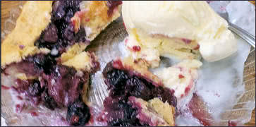 Berry Pie with Vanilla Ice Cream